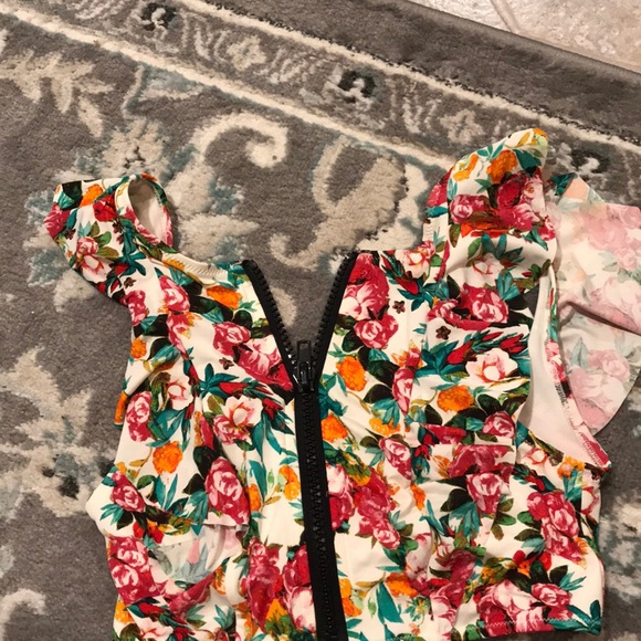 H&M cropped swim top - Picture 3 of 4